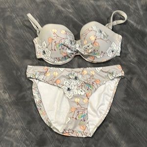 Beautiful new Venus 2 pc bikini.